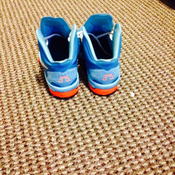 Kevin Durant (KD) Sneakers - Picture 4 of 4