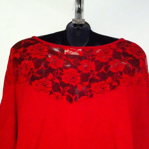 📌SOLD📌 Red top - Picture 3 of 3