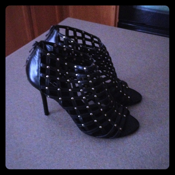 Cute black with dots gold heels