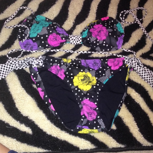 Cute bikini/ swim suit floral!!🌺