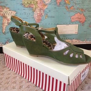 B.A.I.T green open toe wedges