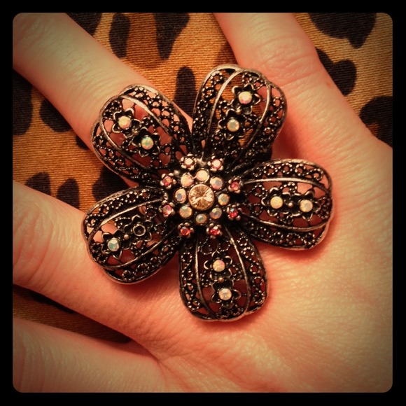 ❌sold in bundle❌Vintage flower ring. Ok to bundle
