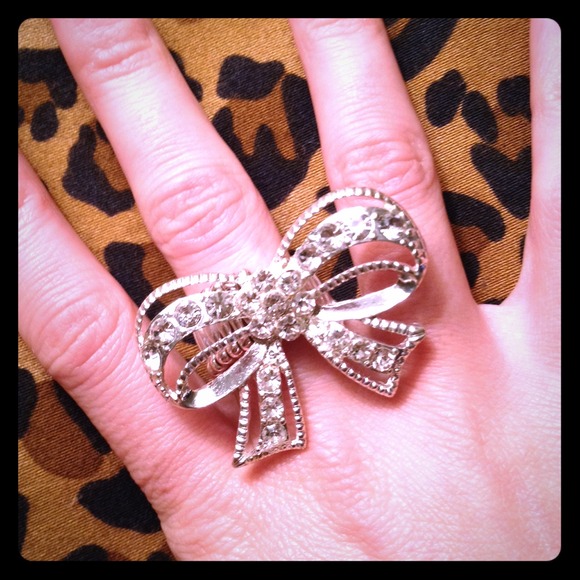 ❌sold in bundle❌Large silver sparkle bow ring.