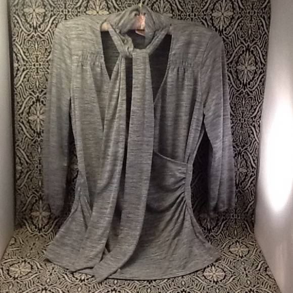Stunning fitted criss cross top w/ neck sash.