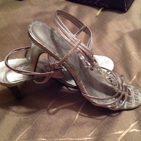 Silver heels. - Picture 2 of 3