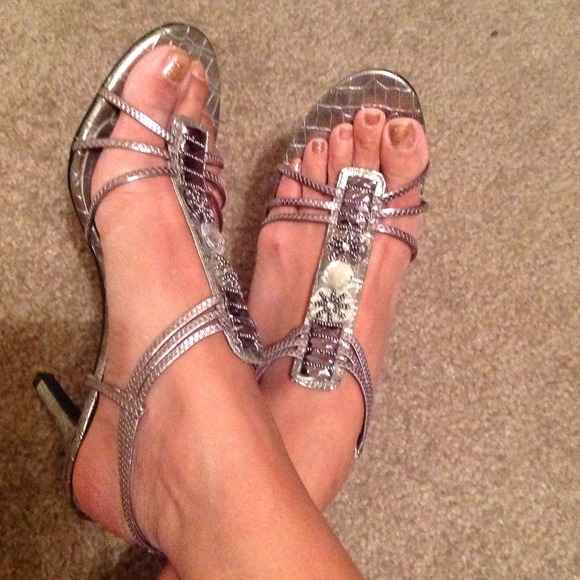 Silver heels. - Picture 3 of 3