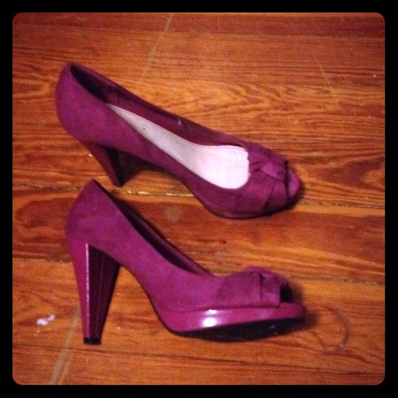 Purple peek-a-boo Pumps
