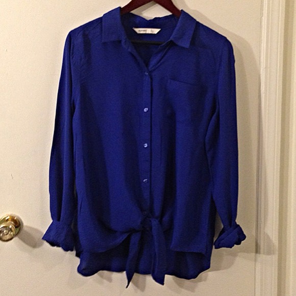 Sold in bundle 🎉Host Pick🎉Blue tie button down - Picture 2 of 4