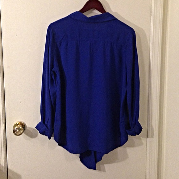 Sold in bundle 🎉Host Pick🎉Blue tie button down - Picture 4 of 4