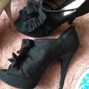Black Ruffle Heels