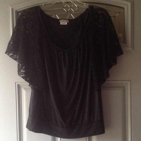 *SOLD* *Price cut* Batwing lace soft dressy blouse