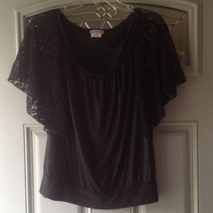 *SOLD* *Price cut* Batwing lace soft dressy blouse