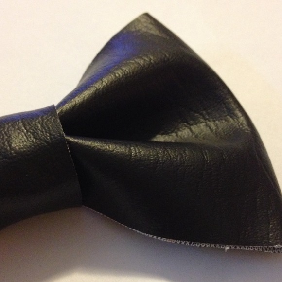 Black leather hair bow! - Picture 2 of 2