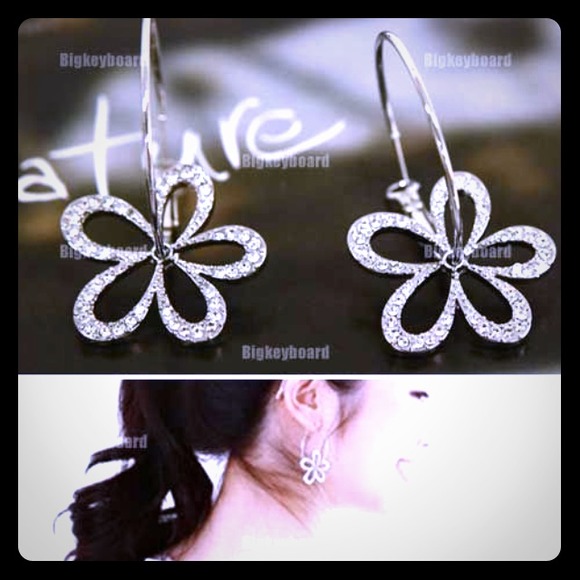 Flower rhinestone earrings