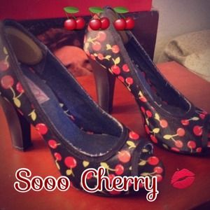 Pinup Cherry Pumps