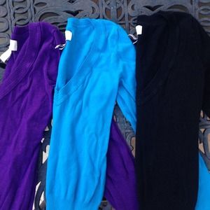 3 long sleeve light V-neck sweaters