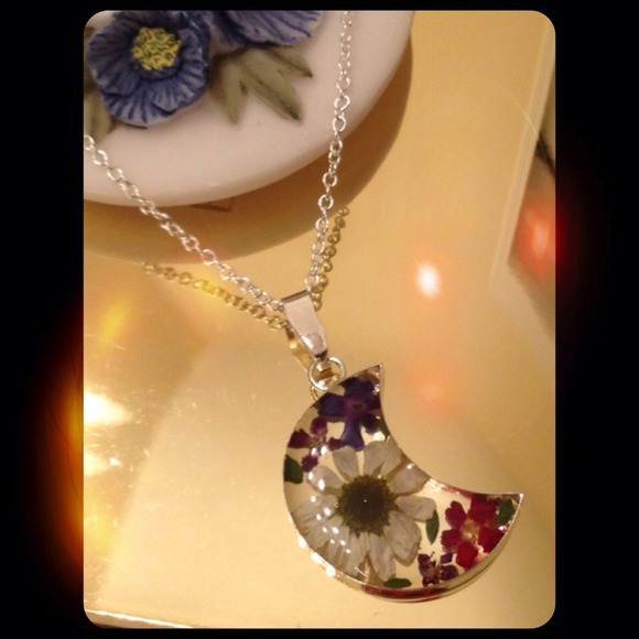 REDUCED!! Miniature Flower Necklace 🌸🌻🌺