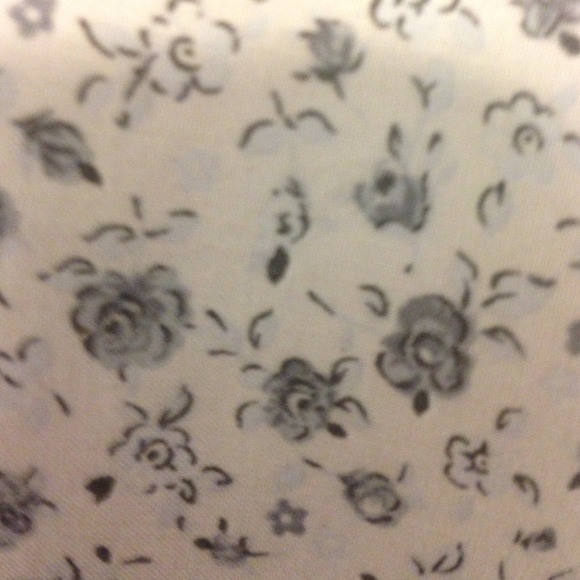 Floral tank from Brandy Melville - Picture 3 of 4