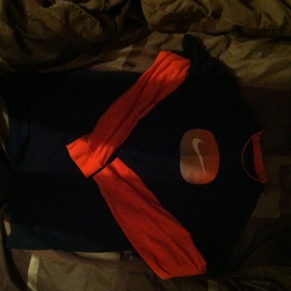 Dark blue and orange Nike shirt - Picture 2 of 3