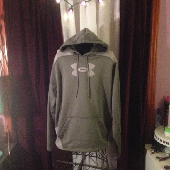 AUTHENTIC Under Armour hooded sweatshirt