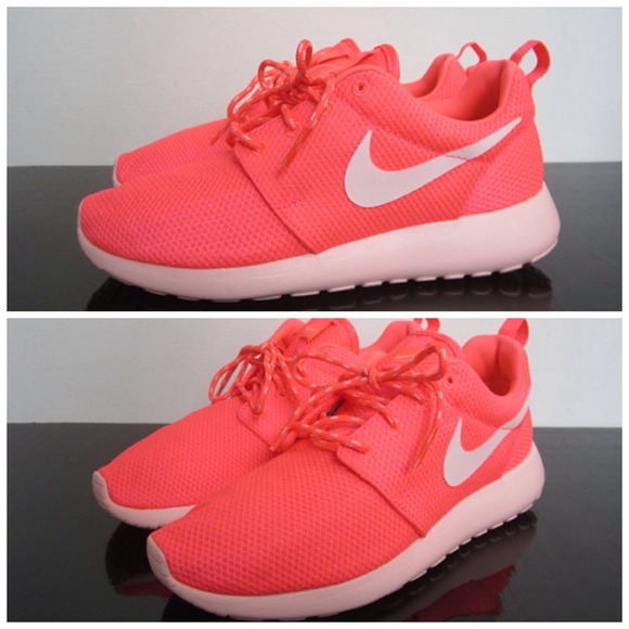 Nike Shoes - Women's nike "hot punch" rosche run
