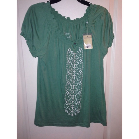 🚫SOLD IN BUNDLE🚫 Cute green shirt sleeve top