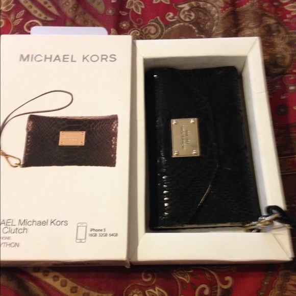 Michael kors iphone 5 wristlet
