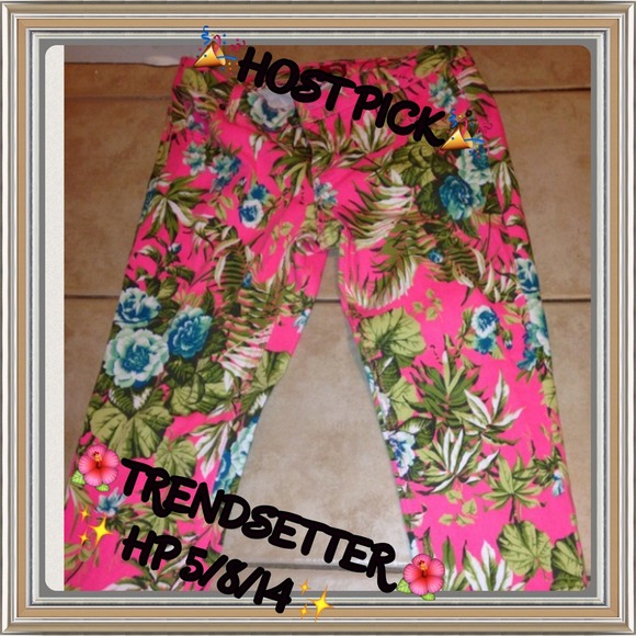✨🎉HOST PICK✨🎉Hot pink tropical crop jean