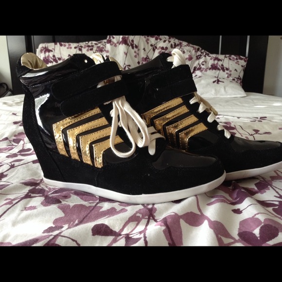 BLACK LACEUP WEDGE SUEDE SNEAKERS