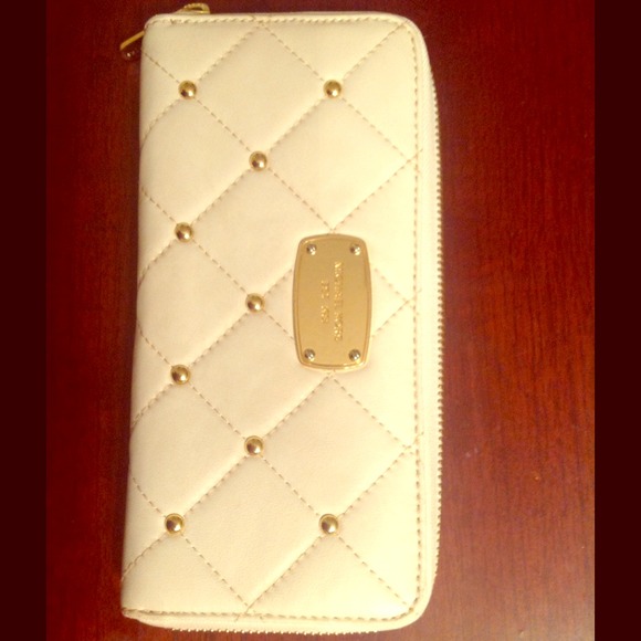 🚫 Sold🚫 Michael Kors leather with studs wallet