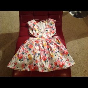 Floral cut-out dress. Sz Large. $20 PP