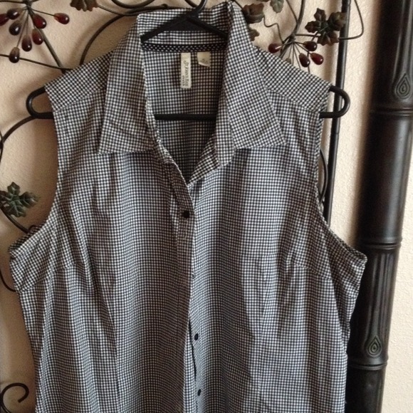 Sleeveless button down top