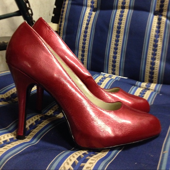 Red shiny heels!!