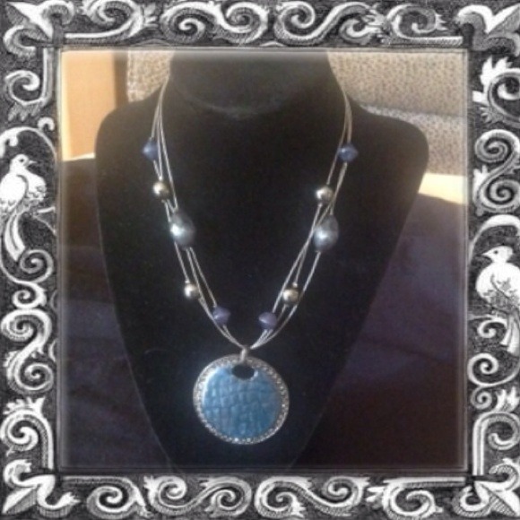 Silver tone pendant necklace.😎NO LONGER AVAILABLE