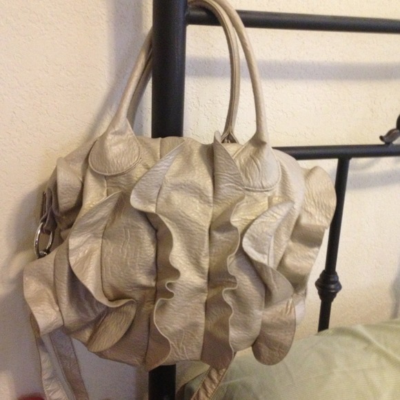 Steve Madden Handbags - NWOT Authentic Steve Madden candlelight ruffle bag