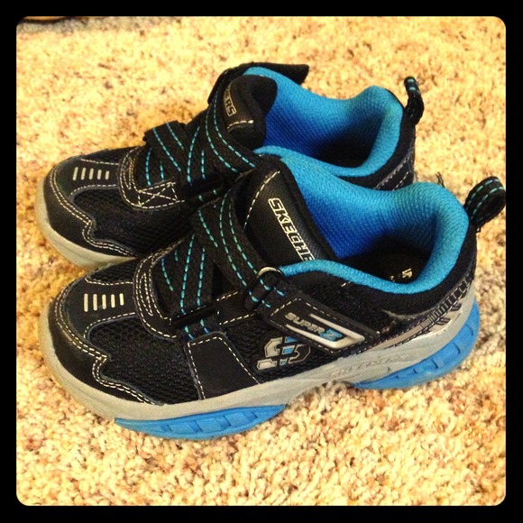 Toddler boys sz9 Sketchers velcro shoes