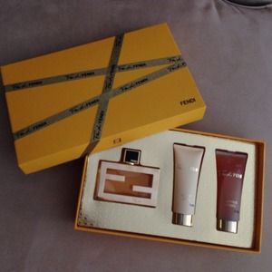 Fan di FENDI holiday Parfume set W/ original box‼️