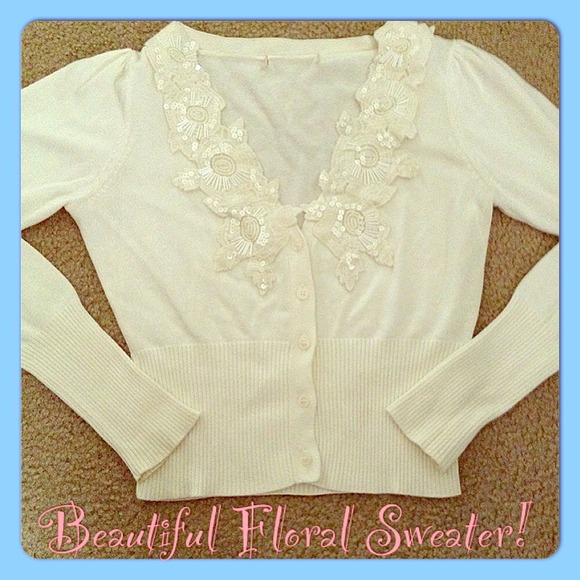 🌸White Floral Beaded Sweater🌸