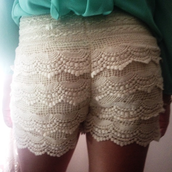 Cream Crochet Lace Shorts - Picture 2 of 4