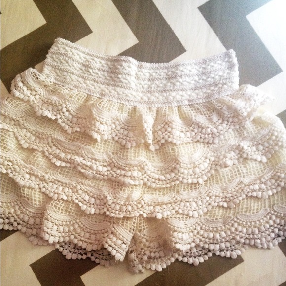 Cream Crochet Lace Shorts - Picture 3 of 4