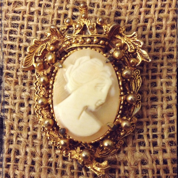 🙀VINTAGE FLORENZA CAMEO BROOCH!🙀 🚫Not 4 Sale🚫