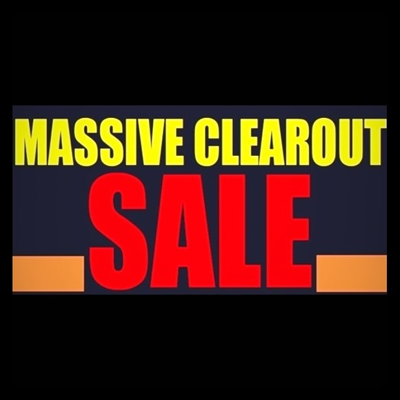 Clearing out my closet shoot me an offer! PAYPAL👍
