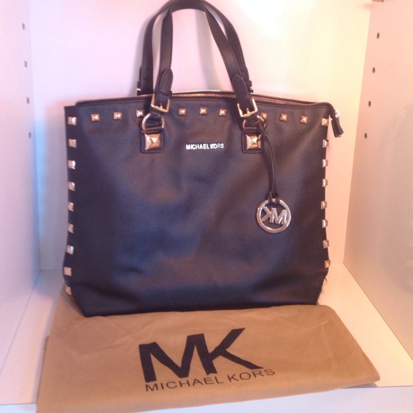 Black Michael kors bag