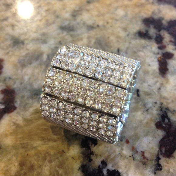 Bloomingdales  Jewelry - Stunning Elastic Rhinestone Ring