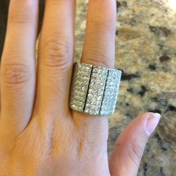 Stunning Elastic Rhinestone Ring - Picture 2 of 3