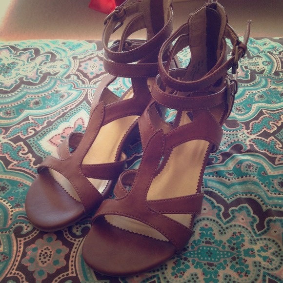 Report brown gladiator sandals🍁