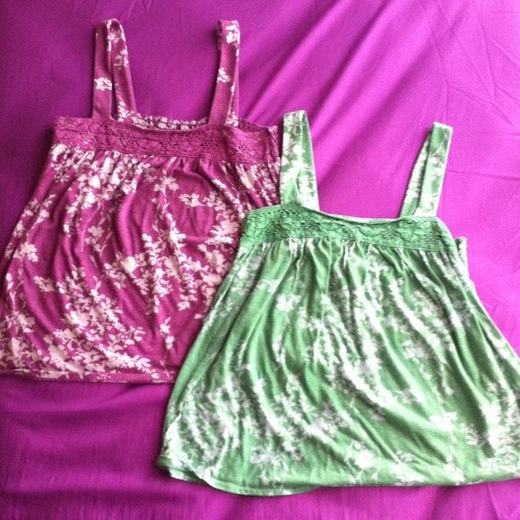 BUNDLE. Sleveless tops with white flower details.