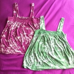 BUNDLE. Sleveless tops with white flower details.