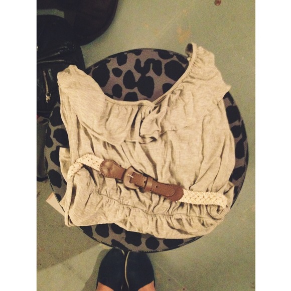 Off Shoulder Ruffle 👑 - Picture 2 of 2