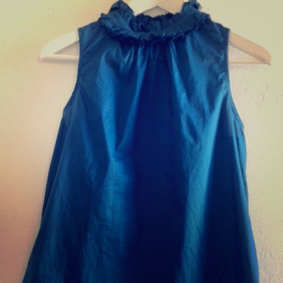 Ruffled collar sleeveless blouse